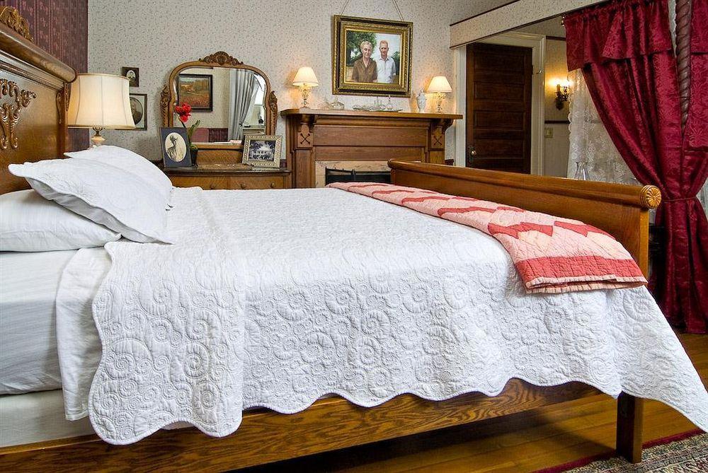 The Reynolds Mansion Bed & Breakfast Woodfin Exterior photo
